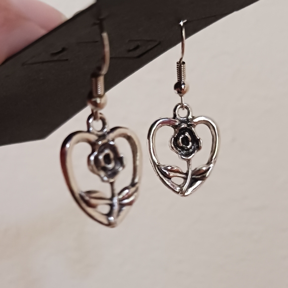 2 item-FAUX TURQUOISE & HEART GEMSTONE SILVERTONE NECKLACE & HEART EARRINGS - Picture 8 of 10